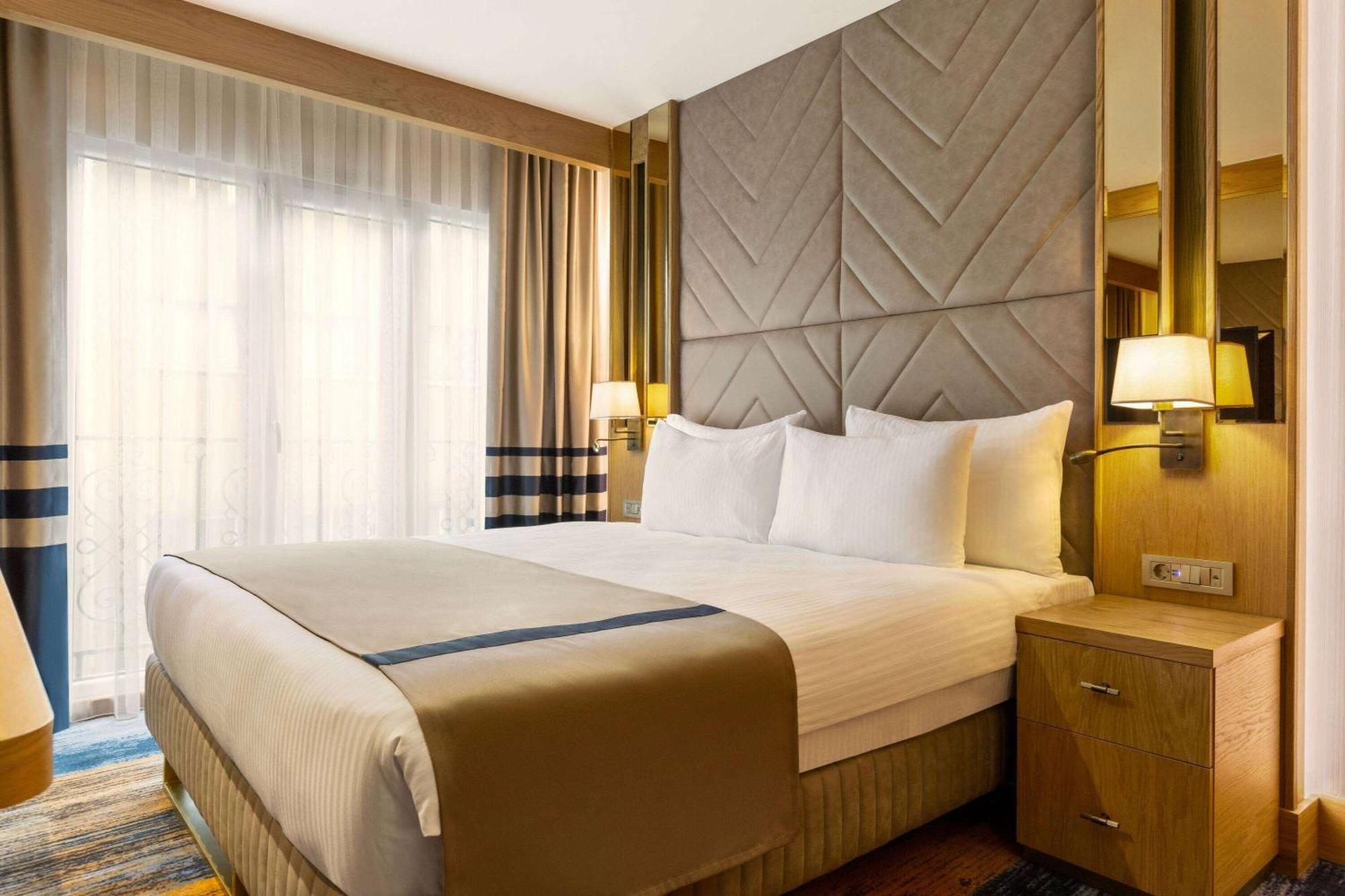 Days Inn By Wyndham Istanbul Bomonti Εξωτερικό φωτογραφία