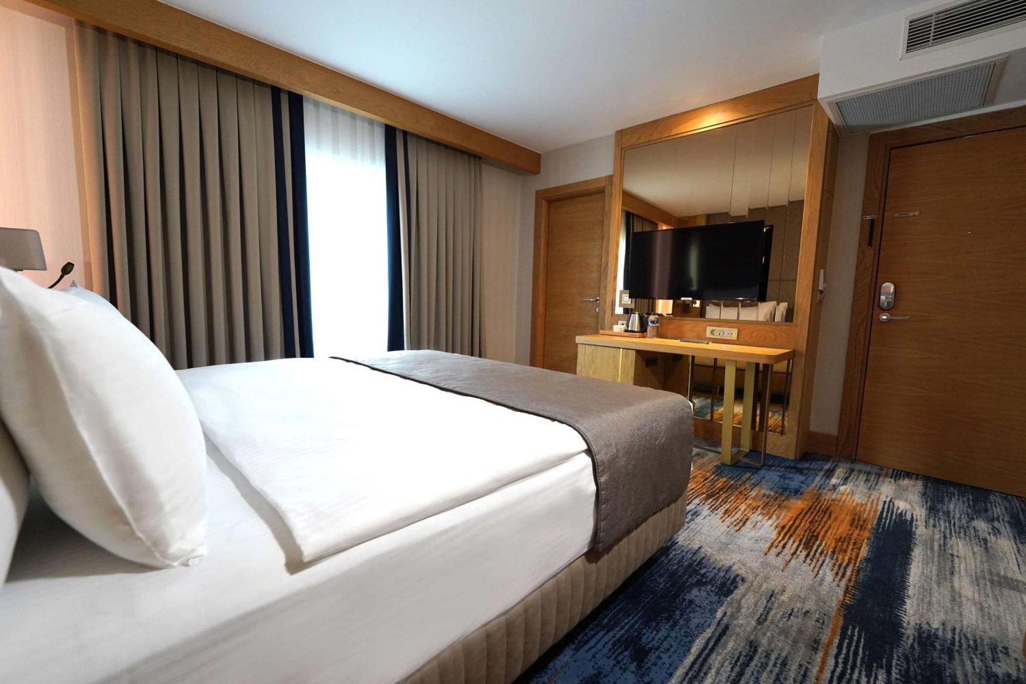 Days Inn By Wyndham Istanbul Bomonti Εξωτερικό φωτογραφία